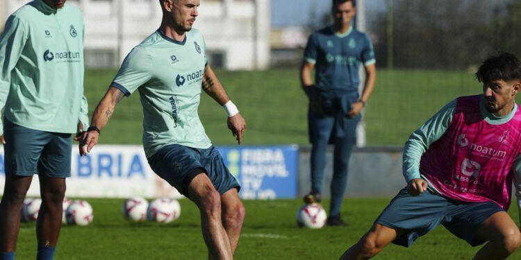 toque de balón del jugador del racing Clément Michelin