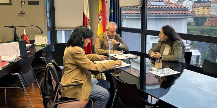 Reunión entre el consejero, la directora y la presidenta del CEUC universidad de cantabria