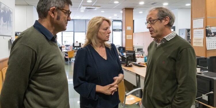 La consejera María Jesús Susinos con los responsables de la Oficina Comarcal de Torrelavega