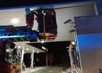 Bomberos del Gobierno cántabro intervienen por la caída de un tren de lavado en Caviedes