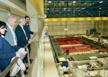 El consejero y la directora de Universidades junto al resto de autoridades de IHCantabria.