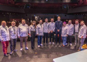 Javier López Estrada con los participantes en el Certamen Nacional de Gastronomía