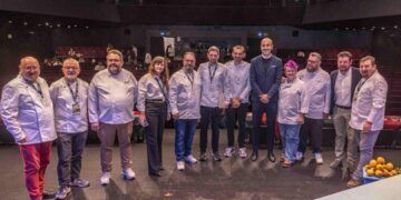 Javier López Estrada con los participantes en el Certamen Nacional de Gastronomía