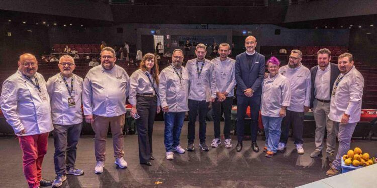 Javier López Estrada con los participantes en el Certamen Nacional de Gastronomía