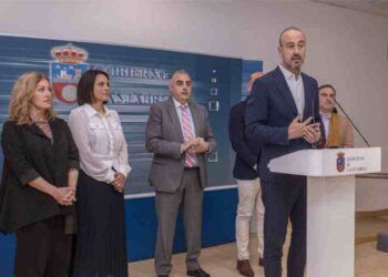 El Alcalde de Torrelavega Javier López Estrada en la presentación de la iniciativa junto al consejero Roberto Media
