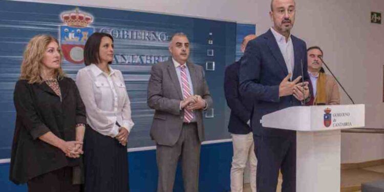 El Alcalde de Torrelavega Javier López Estrada en la presentación de la iniciativa junto al consejero Roberto Media