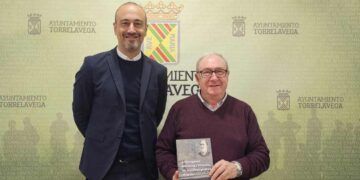 El alcalde, Javier López Estrada junto al auto de la obra Pedro Arce.