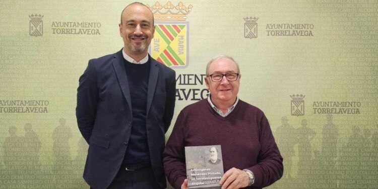 El alcalde, Javier López Estrada junto al auto de la obra Pedro Arce.