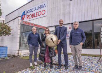 El alcalde, Javier López Estrada, y la concejal de Comercio, Cristina García Viñas, con Vicente y Alejandro Robledo