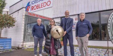 El alcalde, Javier López Estrada, y la concejal de Comercio, Cristina García Viñas, con Vicente y Alejandro Robledo