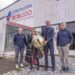 El alcalde, Javier López Estrada, y la concejal de Comercio, Cristina García Viñas, con Vicente y Alejandro Robledo
