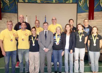 El consejero, con algunos de los deportistas premiados
