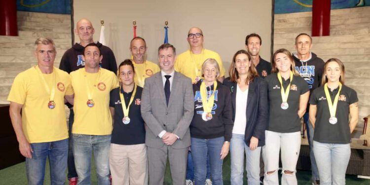 El consejero, con algunos de los deportistas premiados