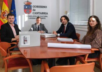 El consejero de Cultura y el alcalde de El Astillero durante la reunión celebrada en la Consejería
