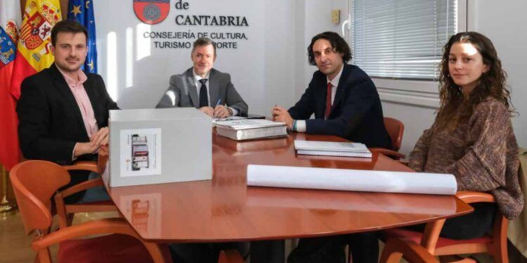 El consejero de Cultura y el alcalde de El Astillero durante la reunión celebrada en la Consejería