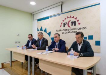 El consejero de Fomento en la sede de la FMC