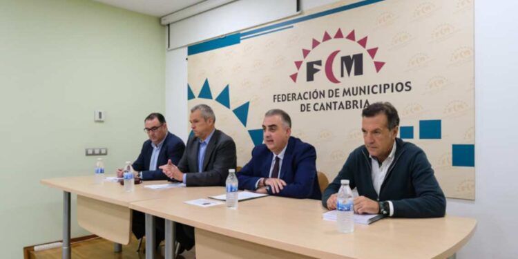 El consejero de Fomento en la sede de la FMC