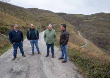 El consejero durante una visita al municipio acompañado por su alcalde y otros miembros del equipo de Gobierno