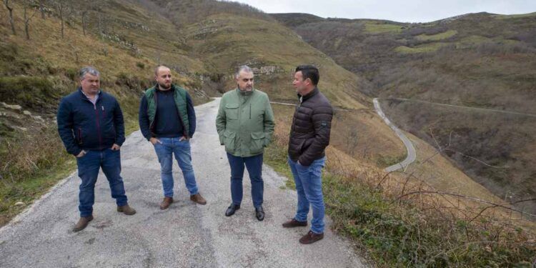 El consejero durante una visita al municipio acompañado por su alcalde y otros miembros del equipo de Gobierno