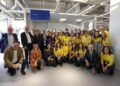 El consejero y la alcaldesa de Santander, con los trabajadores de Ikea