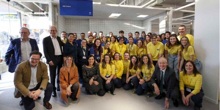 El consejero y la alcaldesa de Santander, con los trabajadores de Ikea