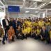 El consejero y la alcaldesa de Santander, con los trabajadores de Ikea