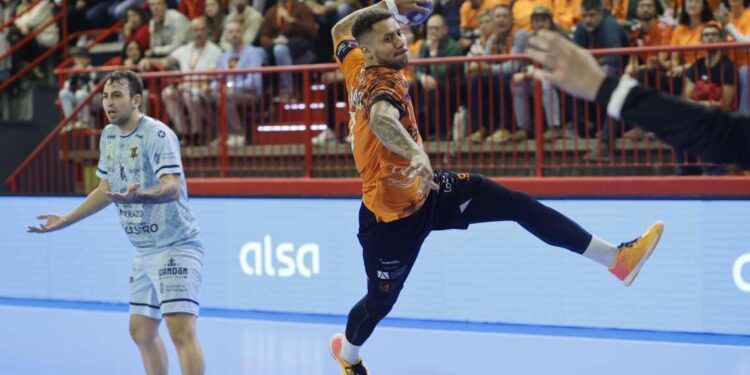 El jugador del Bathco BM Torrelavega, Guilherme Linhares