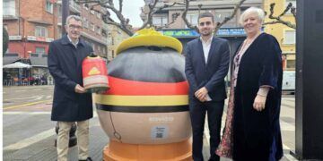 En la imagen el concejal de Aguas Torrelavega, Pedro Pérez Noriega; junto a la presidenta de Aguas Torrelavega, Blanca Rosa Gómez Morante; y Jon Ruiz De Sabando, de Ecovidrio