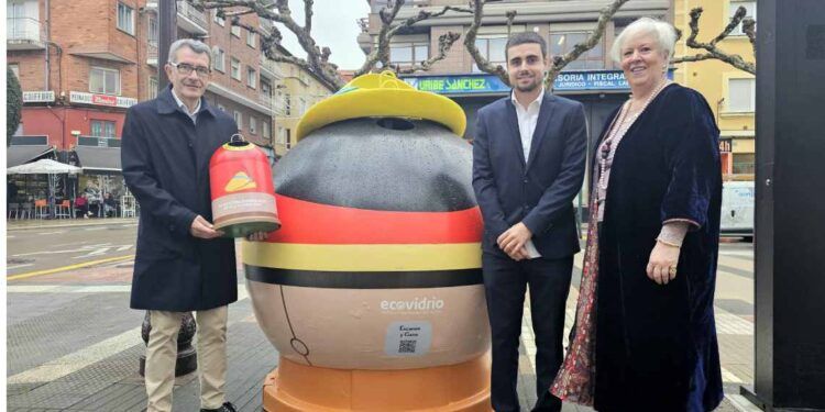 En la imagen el concejal de Aguas Torrelavega, Pedro Pérez Noriega; junto a la presidenta de Aguas Torrelavega, Blanca Rosa Gómez Morante; y Jon Ruiz De Sabando, de Ecovidrio