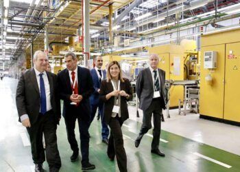 Visita a la empresa Automotive de la presidenta de Cantabria, María José Sáenz de Buruaga