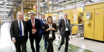Visita a la empresa Automotive de la presidenta de Cantabria, María José Sáenz de Buruaga