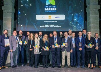 Foto de familia de los galardonados con los premios ARCE.