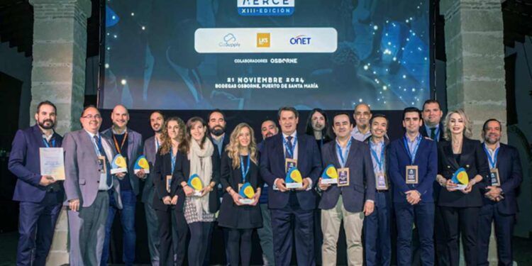 Foto de familia de los galardonados con los premios ARCE.