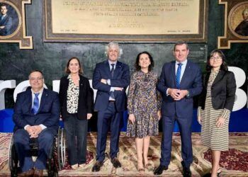 Foto de familia de los responsables de todos los Servicios de Valdecilla, premiados en los BIC