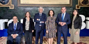 Foto de familia de los responsables de todos los Servicios de Valdecilla, premiados en los BIC
