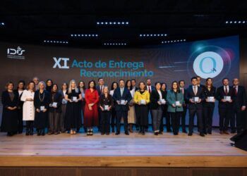 Foto de familia de todas las entidades que, como el Hospital Universitario Marqués de Valdecilla, han renovado el sello QH