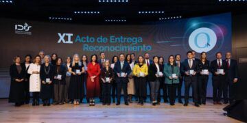 Foto de familia de todas las entidades que, como el Hospital Universitario Marqués de Valdecilla, han renovado el sello QH