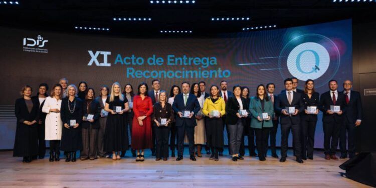 Foto de familia de todas las entidades que, como el Hospital Universitario Marqués de Valdecilla, han renovado el sello QH