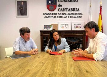 Gabriel Herrería, presidente de Cantabria por el Sáhara, Begoña Gómez del Río y Joaquín Rueda. durante la reunión