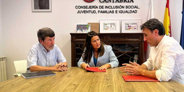Gabriel Herrería, presidente de Cantabria por el Sáhara, Begoña Gómez del Río y Joaquín Rueda. durante la reunión