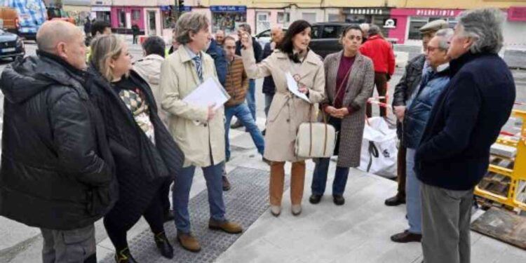 Gema Igual visitando las obras de General Dávila