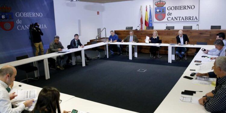 Imagen de la reunión mantenida por la Comisión.