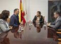 Imagen de la reunión, de izquierda a derecha, Ana Alonso, Carlos Mirapeix, María José Sáenz de Buruaga y Luis Martínez Abad
