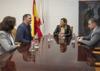Imagen de la reunión, de izquierda a derecha, Ana Alonso, Carlos Mirapeix, María José Sáenz de Buruaga y Luis Martínez Abad