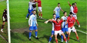 Imagen del Derbi disputado en San Lorenzo entre el CD Laredo y la Gimnastica de Torrelavega