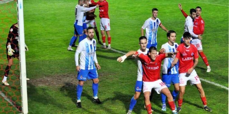 Imagen del Derbi disputado en San Lorenzo entre el CD Laredo y la Gimnastica de Torrelavega