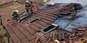 Incendio de una casa en Valdeprado del Rio