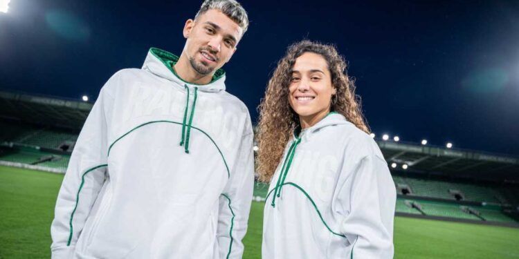 Juan Carlos Arana y Mariajo Gutiérrez, con la sudadera solidaria
