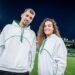 Juan Carlos Arana y Mariajo Gutiérrez, con la sudadera solidaria