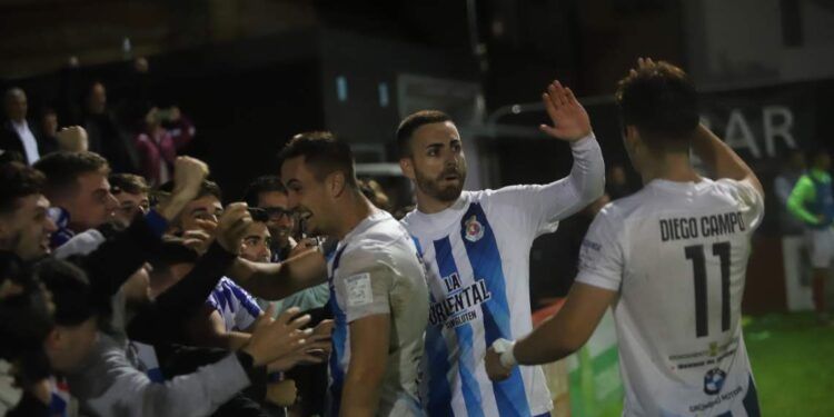 Celebrando un tanto con los aficionados.